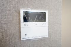 キッチン横からお湯張り、追い炊き、足し湯がボタン一つで楽々操作できる給湯機リモコンです。忙しい夕飯準備の時間帯に重宝しますね。