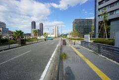 前面道路は広く、車同士がすれ違うスペースが十分にあります。落ち着いた住宅地内で快適な生活を実現してみませんか＾＾