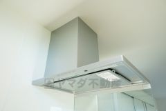 お手入れが簡単なスリム型レンジフードです。調理により発生する油煙や臭いを吸い込み、屋外へ排気してくれます。