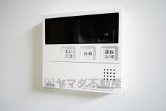 キッチン横からお湯張り、追い炊き、足し湯がボタン一つで楽々操作できる給湯機リモコンです。忙しい夕飯準備の時間帯に重宝しますね。