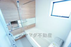 1日の疲れを癒すくつろぎのバスルーム。足を伸ばしてもゆったりと入れるサイズです。お子様と一緒にお風呂に入っても狭くないですね^^