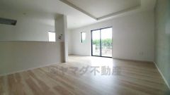 大きな窓のあるリビングは、陽光あふれる明るい空間です。居心地良く、ご家族皆がゆったり寛げる憩いの空間となりそうです。