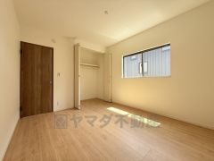 暖かい日差しが差し込む洋室。たっぷり収納できるクローゼット付きでお部屋の中をすっきりと快適に保てます。