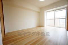 明るい洋室です。ナチュラル色のフローリングで開放的な優しい雰囲気になっています＾＾ベッドや机、ＴＶを置いてもゆとりのある広さです。