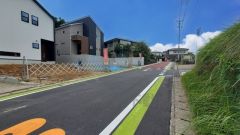 前面道路は広く、車同士がすれ違うスペースが十分にあります。落ち着いた住宅地内で快適な生活を実現してみませんか＾＾