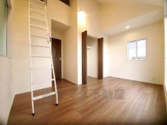 寛ぎの時間を紡ぎだす主寝室は、大型ベッドを置いても余裕の広さを確保しています。