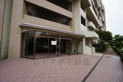 エントランスの外まで管理が行き届いた綺麗なマンションです。