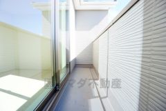 陽当たりの良いバルコニーです。お洗濯やお布団干しはもちろん、日光浴スペースにも。