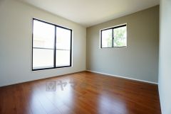 同仕様写真。ご夫婦お二人のプライベートシーンを演出する寝室は、大容量のウォークインクローゼット付き。