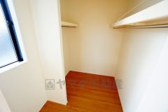 収納力豊富なウォークインクローゼット。洋服や小物などを1箇所にまとめて美しい収納を実現します。スーツケースのような大型の荷物も置けます＾＾