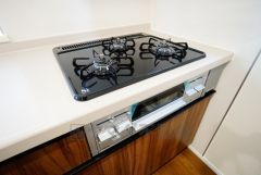 複数の調理を一度に行うことができる3口コンロ。効率よくお料理が出来ます。毎日のお料理も楽しくなりますね＾＾