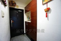 たっぷり収納できるシューズボックスです。家族全員の靴がきれいに整頓できます。棚の上にお花や写真を飾っても良いですね。