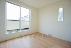 2面採光を確保した明るい室内は、風通しも良く、大変居心地の良い空間となっております。爽やかな風を感じて起きる朝は、快適生活の始まりに。