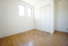 木目調のシンプルデザインで落ち着きと安らぎの空間に仕上げています。各部屋に収納が完備されているので、お荷物が増えても安心の設計です。