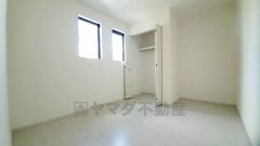 暖かい日差しが差し込む洋室。たっぷり収納できるクローゼット付きでお部屋の中をすっきりと快適に保てます。