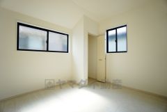 2面採光を確保した明るい室内は、風通しも良く、大変居心地の良い空間となっております。