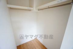 収納力豊富なウォークインクローゼット。洋服や小物などを1箇所にまとめて美しい収納を実現します。