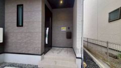 家の顔となる玄関扉がかっこいいと、たくさんの人を招き入れたくなりますね＾＾奥まって設置されており、雨にも濡れにくくなっています。