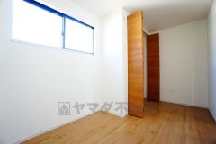 暖かい日差しが差し込む洋室。たっぷり収納できるクローゼット付きでお部屋の中をすっきりと快適に保てます。