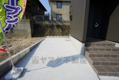 駐車スペースはゆとりある3台分を確保。マイカー用に、お客さま用に、余裕を持ってご利用いただけます。