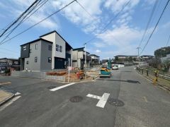 前面道路は広く、車同士がすれ違うスペースが十分にあります。落ち着いた住宅地内で快適な生活を実現してみませんか＾＾
