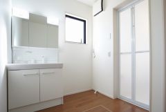 同仕様写真。三面鏡裏収納付き洗面化粧台です＾＾ 歯磨きセットやスキンケア用品などの収納に便利ですね。 生活感も隠すことができ、来客時にも安心です。