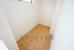 洗面脱衣室内に便利なフリースペースを確保。 収納棚を設ければタオルや日用品のストック置場として活躍します。 ランドリースペースや室内物干しコーナーとしても使える、家事動線を考えた設計です。