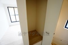 2階の廊下にも収納を確保。各居室に入りきれなかった荷物や、2階で使用する日用品のストック置き場に便利です。