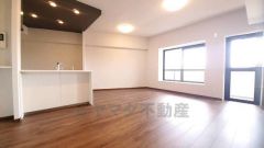 リビングは広々とした設計で、家族が集い、寛ぐ暮らしの空間を演出しています。思い思いの時間を過ごしたり、家族みんなで食事をしたり、素敵な団らんの場になりますね。