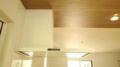 お手入れが簡単なスリム型レンジフードです。調理により発生する油煙や臭いを吸い込み、屋外へ排気してくれます。