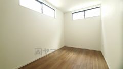 暖かい日差しが差し込む洋室。たっぷり収納できるクローゼット付きでお部屋の中をすっきりと快適に保てます。