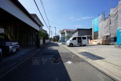現地（2025年8月）撮影。住人以外の車の進入も少なく、小さなお子様を持つご家庭にも安心です。