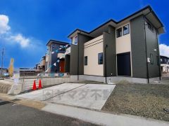 3台まで並列駐車できるので、急な来客時やお子様が成人して車を所有するようになっても安心です。