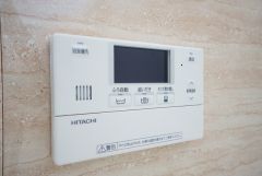 同仕様写真。湯量・湯温の設定、そして保温までワンタッチのフルオートバス。便利な追い炊き機能付きです。