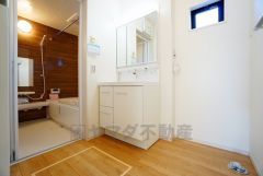 同仕様写真。三面鏡裏収納付き洗面化粧台です＾＾ 歯磨きセットやスキンケア用品などの収納に便利ですね。 生活感も隠すことができ、来客時にも安心です。