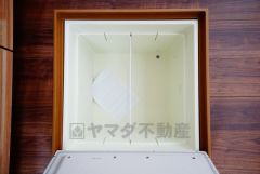 キッチンにある床下収納は、居住スペースを減らさずに買い置きの調味料や非常食などを保管することができます。