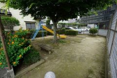 小さな子供を目の届場所で遊ばせられるので安心です。 わざわざ出かけなくても、遊べるので天候に左右されにくいことも助かりますね＾＾