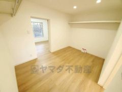 2部屋から出入りできる納戸は家族で共有しやすく、片付けもスムーズ。衣類や季節物をまとめてしまえる収納空間です。