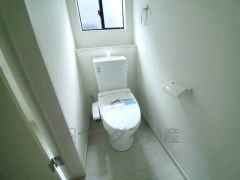 温水洗浄機付トイレです。節水機能もあるので、安心して使えますね。もちろん、1階2階の2ヶ所にトイレがあるので、忙しい朝にもゆとりができますね。