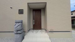 家の顔となる玄関扉がかっこいいと、たくさんの人を招き入れたくなりますね＾＾奥まって設置されており、雨にも濡れにくくなっています。