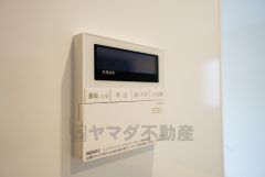 キッチン横からお湯張り、追い炊き、足し湯がボタン一つで楽々操作できる給湯機リモコンです。忙しい夕飯準備の時間帯に重宝しますね。