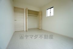 同仕様写真。暖かい日差しが差し込む洋室。たっぷり収納できるクローゼット付きでお部屋の中をすっきりと快適に保てます。