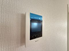 防犯性、セキュリティ対策に安心できるテレビモニター付きインターフォンです。セールスマン対策にもなり安心できます。