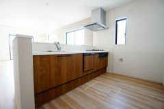 リビングやダイニングからキッチン周りが丸見えにならない対面式キッチン。テレビ鑑賞や家族との対話がしやすく、ご家族の温かい時間を演出します。