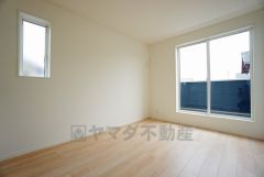 寛ぎの時間を紡ぎだす主寝室は、大型ベッドを置いても余裕の広さを確保しています。