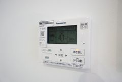 キッチン横からボタンひとつで操作が楽々。