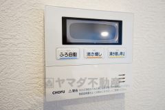 キッチン横からお湯張り、追い炊き、足し湯がボタン一つで楽々操作できる給湯機リモコンです。忙しい夕飯準備の時間帯に重宝しますね。