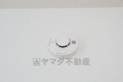 火災発生をいち早く知らせてくれる火災報知器は標準装備です。