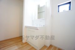 三面鏡つき洗面台。鏡裏にたっぷりとした収納スペースがあります。鏡を閉めてしまえば小物は見えないため、スッキリとした印象の洗面台にできます。