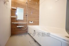 1日の疲れを癒すくつろぎのバスルーム。足を伸ばしてもゆったりと入れるサイズです。お子様と一緒にお風呂に入っても狭くないですね^^